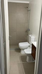 La salle de bains est pourvue d'une douche et de toilettes. dans l'établissement Cafferata, à Rosario