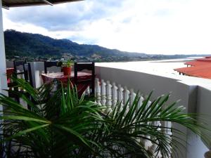 balcón con mesa y vistas al agua en Pampa & Selva, en Rurrenabaque