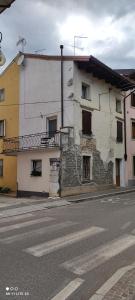 een oud gebouw aan de straatkant bij casettafagagna in Fagagna