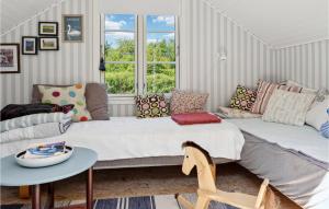 ein Schlafzimmer mit einem großen Bett und einem Tisch in der Unterkunft Nice Home In Hejls With Kitchen in Hejls