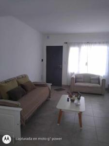 ein Wohnzimmer mit einem Sofa und einem Couchtisch in der Unterkunft Duplex a estrenar zona calvario, Tandil in Tandil