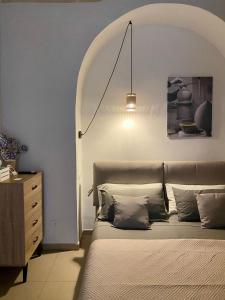 una camera con letto e cassettiera di Via Caputo 51 a Grottaglie