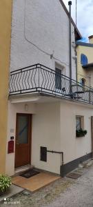 un balcón en el lateral de un edificio con una puerta en casettafagagna, en Fagagna