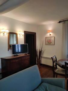 Un televizor și/sau centru de divertisment la Sea View Vintage Home & River Ground Home
