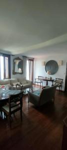 O zonă de relaxare la Sea View Vintage Home & River Ground Home