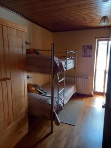 博西Acogedor Apartamento 2 Habitaciones en Boí的有两张双层床和一扇窗户的房间