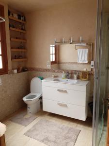 y baño con aseo, lavabo y espejo. en Très belle villa familiale et romantique/SPA, en Agadir
