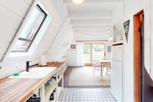 uma cozinha numa pequena casa com um lavatório e uma mesa em Coombs Road Chalet em Newry