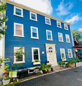 una casa blu con una panchina davanti di Northey Street House a Salem