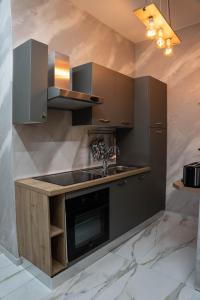 una cucina con lavandino e piano cottura di Lovely homes a Genova