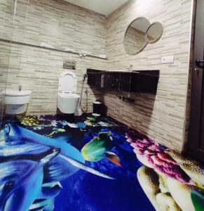 bagno con pavimenti in sirena di FEKRI HOTEL a Meknès