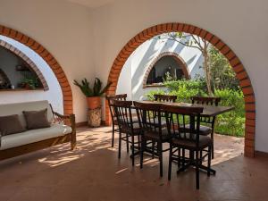 Habitación con mesa, sillas y sofá en Casa Hotel Mamaluna, en Lunahuaná