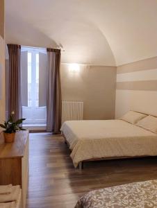 een hotelkamer met 2 bedden en een raam bij Abruzzo Holiday in Ortona