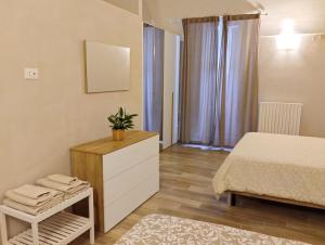 een slaapkamer met een bed en een dressoir met een plant erop bij Abruzzo Holiday in Ortona