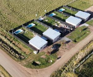 una vista aérea de un grupo de edificios con techos en Cabañas Iñ Püñen, en General Belgrano