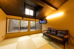 una sala de espera con sofá y ventana en Tsuki-Akari Takayama - Japanese modern Vacation Stay with an open-air bath en Takayama