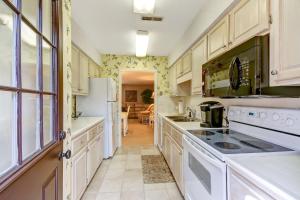 una cocina con armarios blancos y electrodomésticos blancos en Fairway Oaks Villa Condo, en Amelia Island