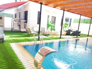傑里科的住宿－Al bader villa，一座房子的院子内的游泳池