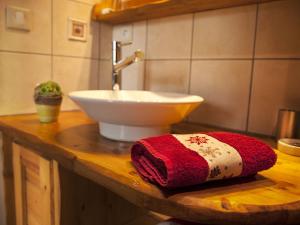 un bagno con lavandino e un asciugamano rosso su un bancone di Mansion in Albertville near Ski Slopes a Mercury