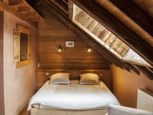 una camera da letto con un letto in una casa di legno di Mansion in Albertville near Ski Slopes a Mercury