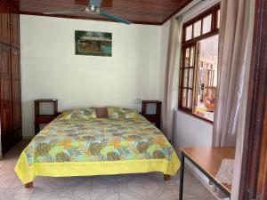 a bedroom with a bed and a window at Villa Ura in Uturoa