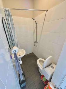 Koupelna v ubytování Batujai House + 6 fotografií