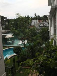 a view of a swimming pool from a building at Departamento Rouge in Cuernavaca