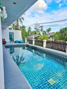 una piscina in una casa di MM Hill Koh Samui Hotel - SHA Certified a Chaweng Beach