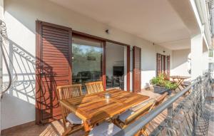 y balcón con mesa y sillas de madera. en Lovely Apartment In Secovlje With House Sea View en Sečovlje
