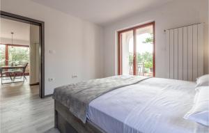 Ένα ή περισσότερα κρεβάτια σε δωμάτιο στο Lovely Apartment In Secovlje With House Sea View