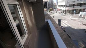 balkon z widokiem na ulicę w obiekcie Stella Di Notte VIP w Belgradzie