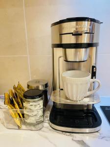 Cozy Ocean View APT in KK City Center的咖啡和沏茶工具