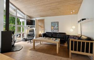 OddeにあるStunning Home In Hadsund With 3 Bedrooms, Sauna And Wifiのリビングルーム(ソファ、テーブル付)