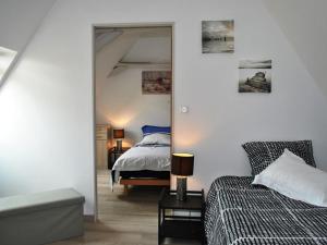 a bedroom with a bed and a mirror at Gîte de charme en Touraine avec clim, jardin et toutes commodités incluses, proche Châteaux de la Loire - FR-1-381-102 in Veigné