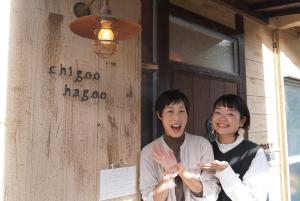 een man en een vrouw die buiten een gebouw staan bij 島ぐらしカフェchigoohagoo 男性のみ宿泊不可 Couples & Single Females Only in Oshima