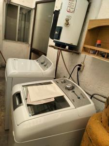 a washing machine and a dryer in a room at Casa Lili in Cuernavaca