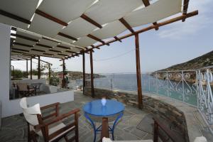 un patio con mesa y sillas y vistas al océano en Thalatta en Fáros