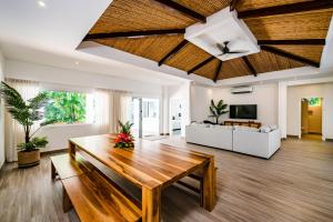 uma sala de estar com uma mesa de madeira e um sofá em Casa Serendipity em Playa Grande