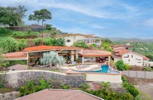 una vista aérea de una casa con piscina en Villa Dos Playas, en Playa Hermosa