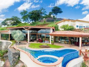 una vista exterior de una casa con piscina en Villa Dos Playas, en Playa Hermosa