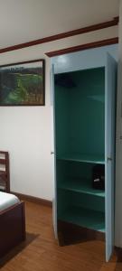una habitación con un armario verde en un dormitorio en duck inn manila en Manila