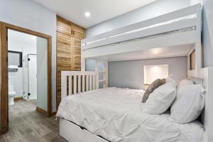 タマリンドにあるCasa Porta Vita D-512の白い枕が付いた大きな白いベッドのある寝室 +7枚の写真