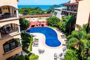 una vista aérea de un complejo con piscina en Villa Hibiscus, en Tamarindo