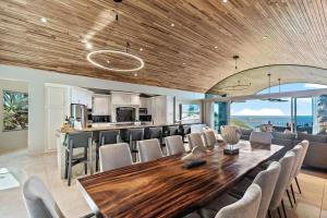 uma sala de jantar com uma grande mesa de madeira e cadeiras em Casa de Grandes Vistas em Playa Hermosa