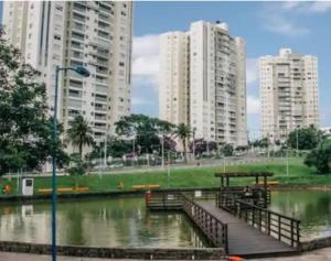 un parque con edificios altos y un cuerpo de agua en Apto111consuladoamericano, en Porto Alegre