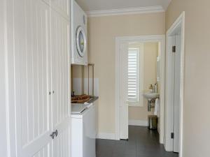 La salle de bains blanche est pourvue d'un lavabo et d'un miroir. dans l'établissement The Monarch Tumut - Luxury in the valley, à Tumut