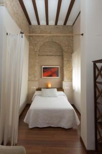 a bedroom with a large white bed in a room at Apartamentos Deluxe Calle Corredera in Jerez de la Frontera