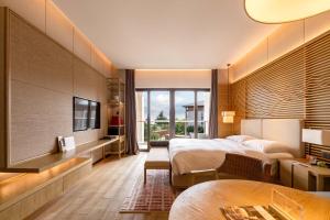 Shenzhen Marriott Hotel Golden Bay في شنجن: غرفه فندقيه سريرين وتلفزيون