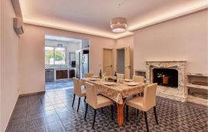 une salle à manger avec une table, des chaises et une cheminée dans l'établissement Beautiful Home In Terrasini With Outdoor Swimming Pool, à Terrasini