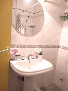 Et badeværelse på Departamento Céntrico Ciudad Mendoza Belgrano y Aristides con cochera + 3 billeder